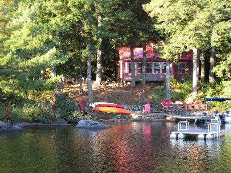 Lakefront Cottage, Hot Tub, Pontoon Boat w Motor, 3 Kayaks, paddle board, wifi