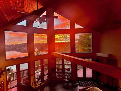 Spectacular Lake Cabin 8 acres & private boat dock