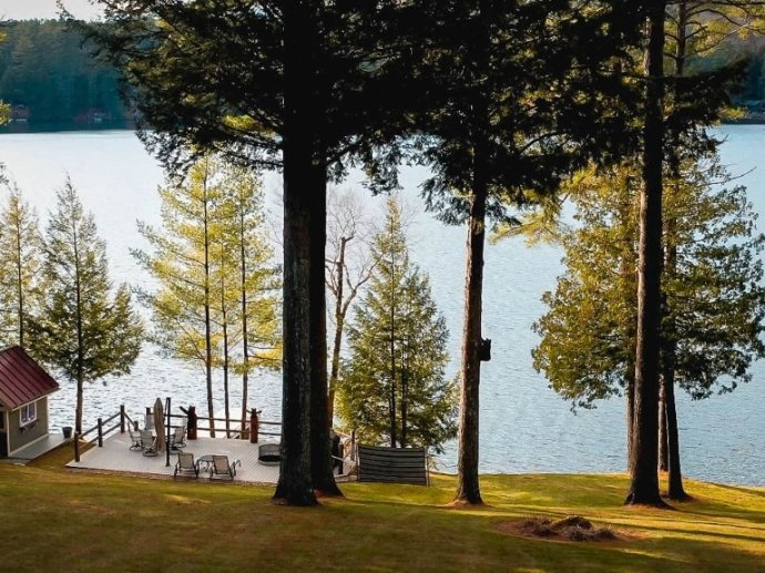 PRIVATE LAKEFRONT★ SLEEPS 25★ 17 BEDS★ HOT TUB★